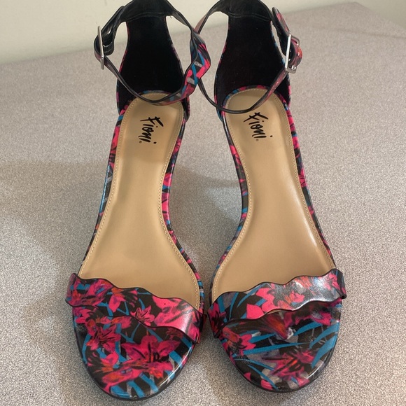 Fioni - scalloped floral 3” heels. Size 8 - Picture 2 of 6